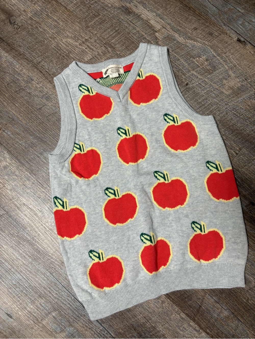 Monica + Andy Apple sweater vest 🍎